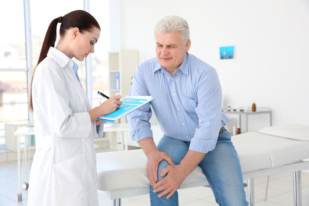 Um médico prescreve um tratamento para um paciente com artrose da articulação do joelho